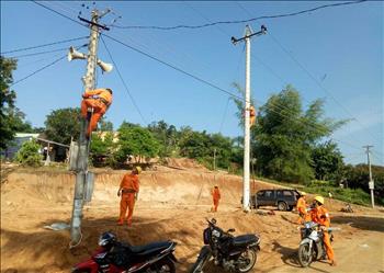 Kông Chro: Xóa làng "trắng" điện lưới quốc gia