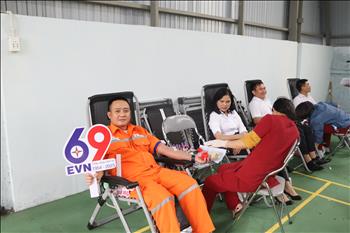Hơn 200 CBCNV ngành Điện Quảng Bình tham gia hiến máu tình nguyện trong chương trình “Tuần lễ hồng EVN”