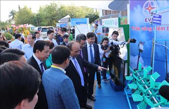 Thủ tướng Nguyễn Xuân Phúc tham quan mô hình tiết kiệm điện trong nuôi tôm tại Bạc Liêu