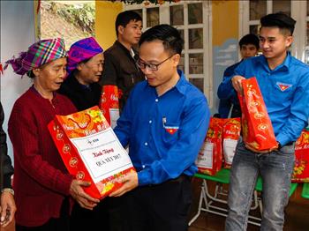 Đoàn Thanh niên EVN trao quà Tết cho các gia đình chính sách, hộ nghèo và trẻ em vùng cao Lai Châu