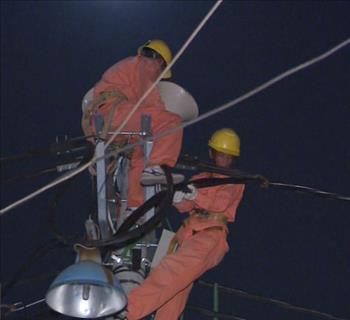 Thợ điện Thủ đô trắng đêm khôi phục sự cố do quá tải