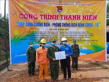 Lắp đặt hệ thống đèn năng lượng mặt trời cho các chốt phòng chống dịch COVID-19 biên giới Việt - Lào