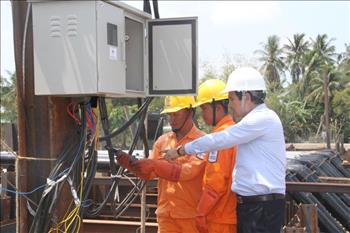 Kiểm tra công tác cấp điện phục vụ chống hạn, mặn tại Bến Tre, Tiền Giang