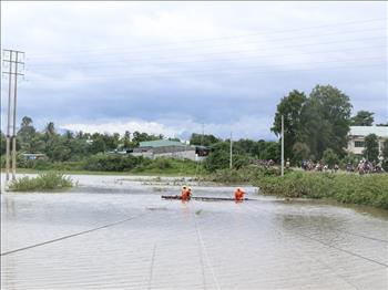 Chùm ảnh: Công nhân Điện lực miền Trung khắc phục sự cố sau bão số 5