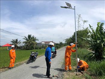 Điện lực Giá Rai (PC Bạc Liêu) lắp đặt hệ thống đèn năng lượng mặt trời trong "Tết Quân - dân" tại xã Phong Thạnh Đông