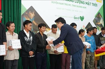Panasonic trao tặng đèn năng lượng mặt trời tại huyện Nam Trà My, tỉnh Quảng Nam