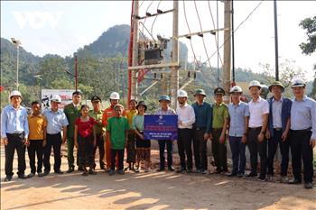 Kéo điện lưới xuyên Vườn Quốc gia, thắp sáng bản làng biên giới Quảng Bình