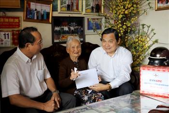 EVNSPC thăm hỏi, tặng quà gia đình chính sách tại tỉnh Vĩnh Long