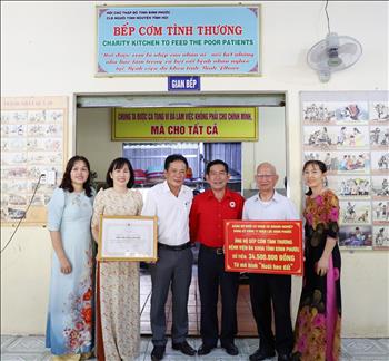 Đảng ủy PC Bình Dương trao tặng 34,5 triệu đồng tới Bếp cơm Tình thương Bệnh viện Đa khoa tỉnh