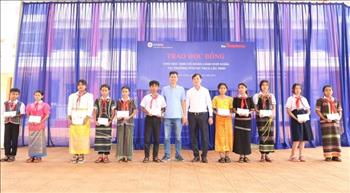Tổng công ty Điện lực miền Nam và báo Tiền Phong trao học bổng cho các em học sinh tỉnh Bình Phước