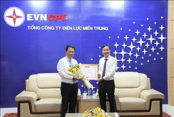 Chủ tịch VCCI tặng Bằng khen cho EVNCPC vì thành tích đóng góp cho sự phát triển kinh tế khu vực miền Trung – Tây Nguyên