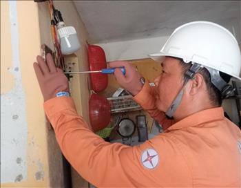 Điện lực Thanh Khê hỗ trợ khách hàng khắc phục hệ thống điện sau hỏa hoạn