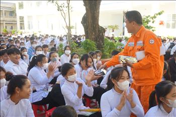 Công ty Điện lực Trà Vinh đẩy mạnh tuyên truyền tiết kiệm điện, an toàn điện trong trường học