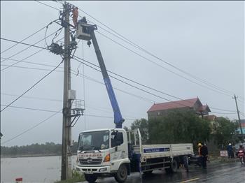 PC Quảng Bình huy động lực lượng khắc phục sự cố điện tại huyện Quảng Trạch