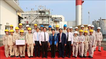 Chủ tịch Quốc hội Nguyễn Thị Kim Ngân đến thăm và tặng quà Tổng công ty Phát điện 2 