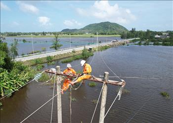 Sẽ cấp điện trở lại cho hầu hết khách hàng vùng lũ Thừa Thiên Huế trong ngày 17/11