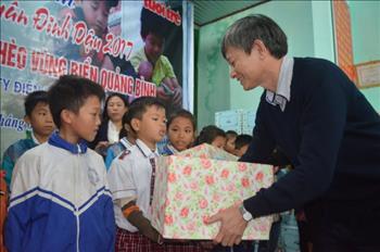 EVNCPC mang Tết đến với học sinh vùng lũ Quảng Bình