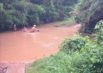 Lạng Sơn: Thợ điện vượt suối, băng rừng khắc phục hậu quả mưa bão