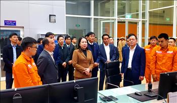 Phó Chủ tịch nước Võ Thị Ánh Xuân thăm và tặng quà CBCNV Nhà máy Thủy điện Sơn La