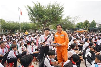 PC Trà Vinh tổ chức chương trình ngoại khóa “Trường học chung tay tiết kiệm điện” tại trường THCS Hàm Giang