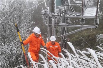 Chùm ảnh: Băng tuyết phủ trắng Mẫu Sơn, cán bộ nhân viên Điện lực dầm mình trong giá rét đảm bảo cung cấp điện
