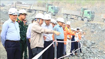 Chủ tịch HĐTV EVN Đặng Hoàng An kiểm tra tiến độ công trường dự án Nhà máy Thủy điện Hòa Bình mở rộng