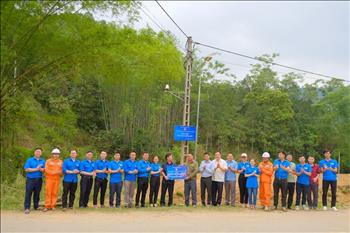 Đoàn Thanh niên PC Tuyên Quang thực hiện công trình thắp sáng đường quê
