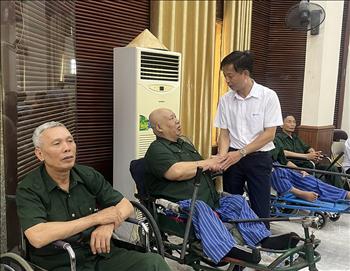 Công đoàn EVNNPC thăm, tặng quà Trung tâm điều dưỡng thương binh Thuận Thành
