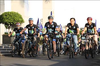 Hơn 300 CBNV Tổng công ty Điện lực TP Hồ Chí Minh đạp xe hưởng ứng Giờ trái đất 2021