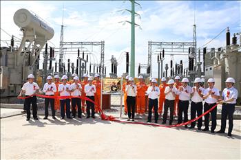 Tổng công ty Điện lực miền Bắc gắn biển công trình Trạm biến áp 110kV Yên Lạc