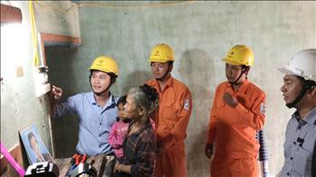 Công ty Điện lực Phú Yên sửa chữa điện miễn phí cho người nghèo