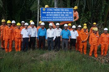 PC Trà Vinh gắn biển công trình xóa câu phụ huyện Càng Long