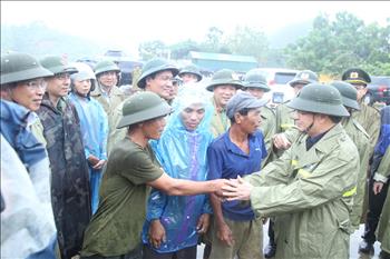 Phó Thủ tướng Trịnh Đình Dũng thị sát tình hình chống bão tại Quảng Ninh