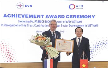 EVN trao tặng kỷ niệm chương cho ông Fabrice Richy, Giám đốc AFD tại Việt Nam