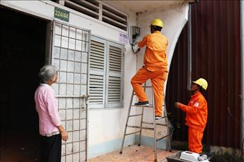 Gần 170 gia đình chính sách và hộ nghèo trên địa bàn tỉnh Đồng Nai được sửa chữa điện miễn phí