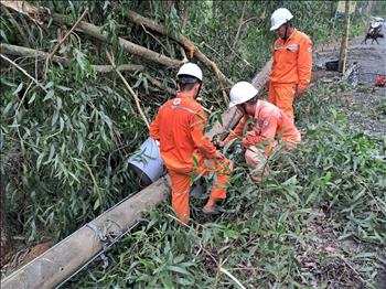 Cảnh báo nguy cơ mất an toàn điện mùa mưa bão phía Nam