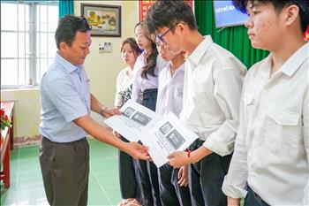 Công ty Thủy điện sông Ba Hạ trao học bổng cho học sinh có hoàn cảnh khó khăn