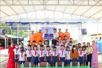 Công ty Điện lực Tiền Giang hỗ trợ nước sạch cho các trường học vùng bị nhiễm mặn