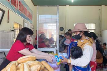 Hơn 300 suất cơm trao cho bệnh nhân có hoàn cảnh khó khăn tại Phú Yên