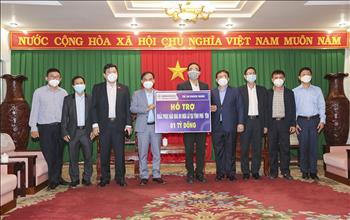 Tặng 1,5 tỷ đồng hỗ trợ bà con vùng lũ Phú Yên, Bình Định