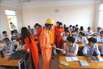 Công ty Điện lực Trà Vinh tặng 1.000 khẩu trang y tế cho học sinh