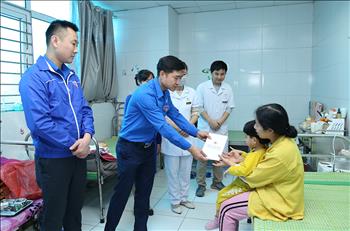 Tặng quà bệnh nhi có hoàn cảnh khó khăn tại Bệnh viện Nhi Thái Bình