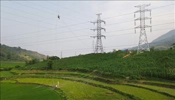Đóng điện đường dây 220kV Lào Cai - Bảo Thắng, góp phần đảm bảo điện cho miền Bắc