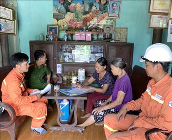 Quảng Ninh: Công an phối hợp cùng truyền tải điện tuyên truyền bảo vệ hành lang lưới điện mùa nắng nóng