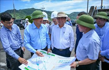 Bộ trưởng Lê Minh Hoan kiểm tra công tác vận hành hồ chứa thủy điện Hòa Bình