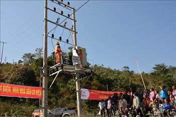 Gần 200 hộ dân vùng sâu vùng xa tỉnh Điện Biên đón điện lưới quốc gia trước Tết Canh Tý 2020