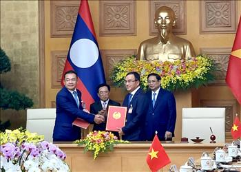 Tập đoàn Điện lực Việt Nam và Tập đoàn Phongsubthavy (Lào) trao đổi hợp đồng mua bán điện