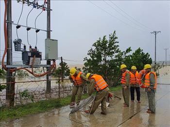 Chùm ảnh: Cán bộ công nhân Công ty Điện lực Hà Tĩnh xử lý sự cố điện trong mưa lũ