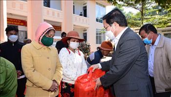 Công ty Thủy điện Ialy trao 400 suất quà Tết đến các hộ nghèo tỉnh Kon Tum và Gia Lai 