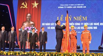 Phó Thủ tướng Vương Đình Huệ trao tặng Huân chương Lao động hạng Nhì cho Công ty Điện lực Nghệ An